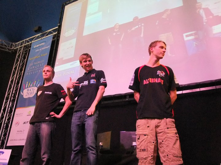 Триумф sokol'а на WCG Германия 2010. HasuObs (слева) и XlorD (справа) в тот год остались дома. Триумф sokol'а на WCG Германия 2010. HasuObs (слева) и XlorD (справа) в тот год остались дома.