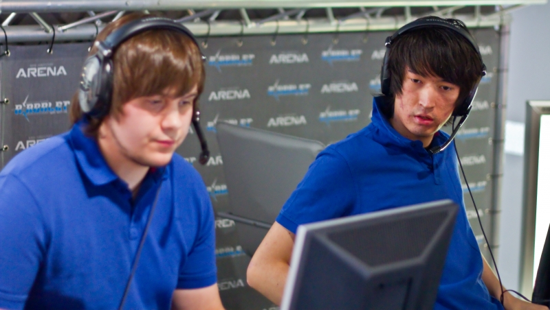 AdreN смотрит за игрой