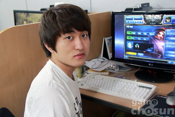 flash за starcraft 2 Flash считает, что пока что не готов на равных конкурировать с профессионалами Starcraft 2.