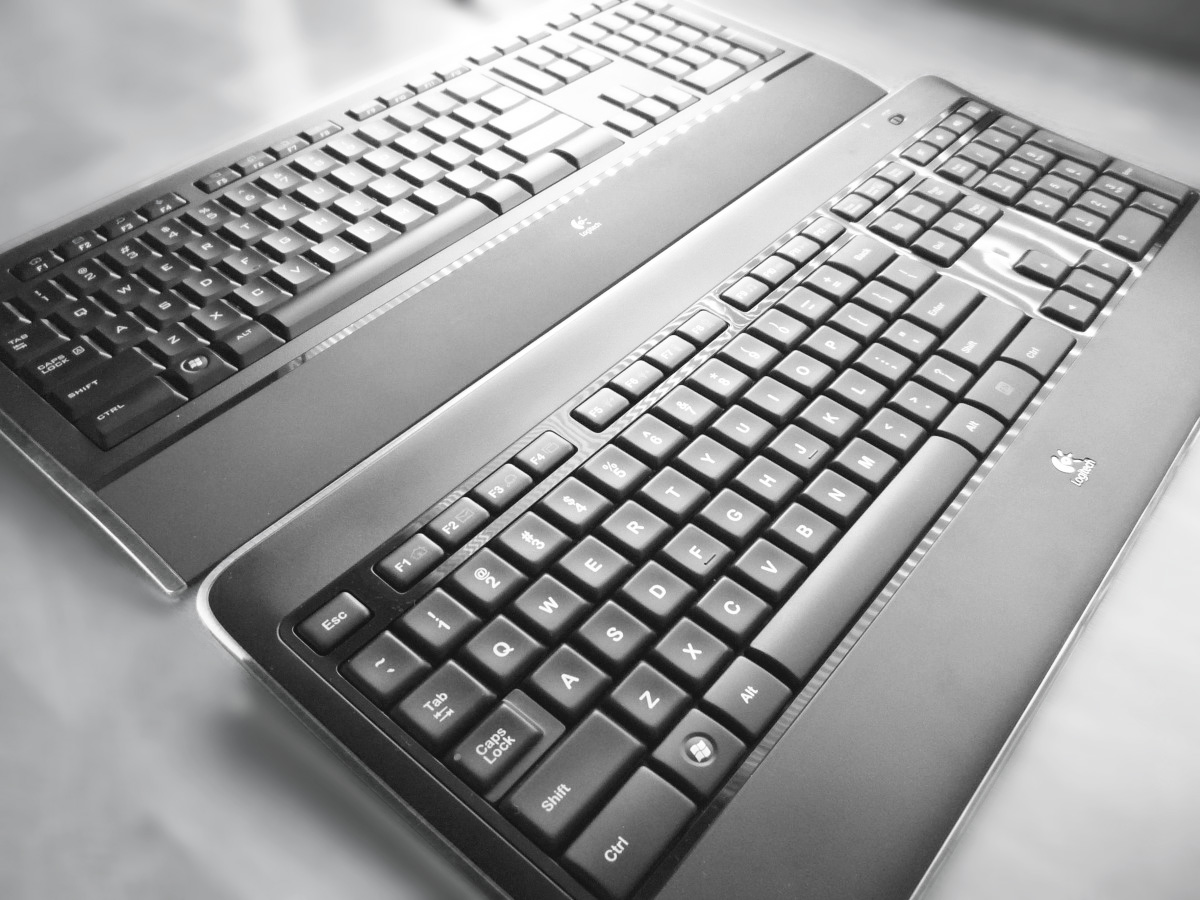 Logitech Wireless Illuminated против Logitech Illuminated width=