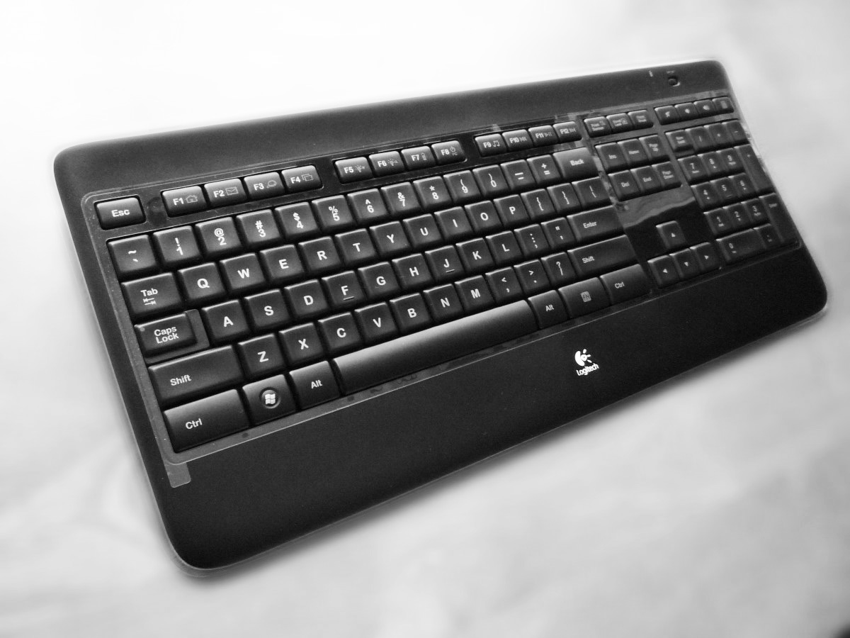 Logitech Wireless Illuminated Keyboard K800 width=
