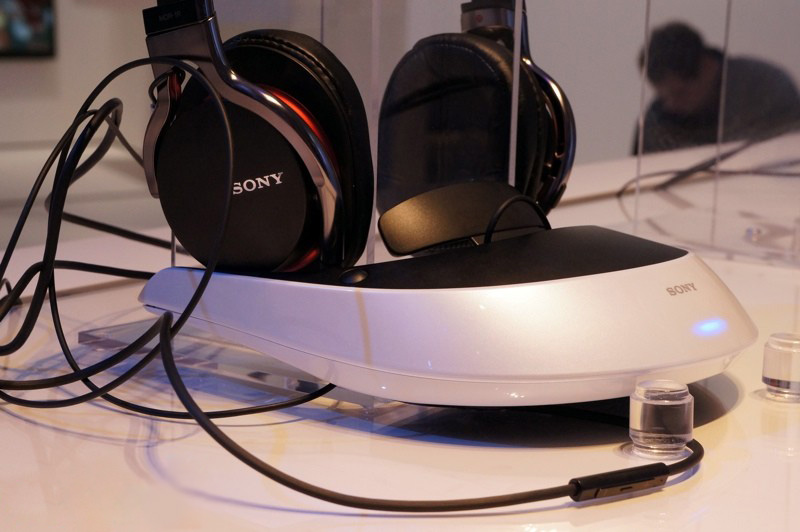 Sony HMZ-T2 и дополнительные наушники width=