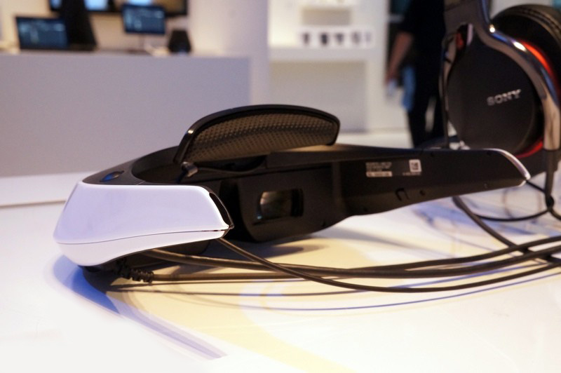 Sony HMZ-T2 в профиль width=